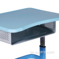 Tisch und Stühle für Studenten im Klassenzimmer mit Aufbewahrung